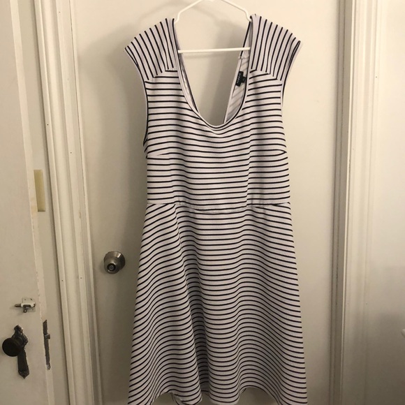 Striped summer dress with crisscross back - Picture 1 of 3